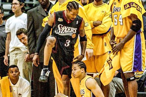 Le 6 Juin 2001 Allen Iverson Marche Sur Les Lakers Et Tyronn Lue