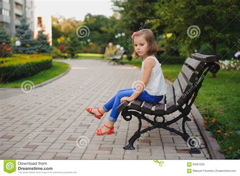 Petite Fille Triste S Asseyant Sur Le Banc En Parc Au Temps De Jour