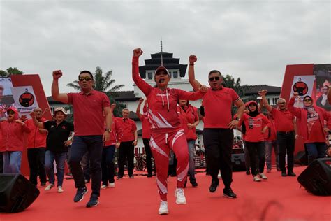 Hadiri Acara Pdip Di Bandung Menteri Teten Masduki Ajak Perkuat