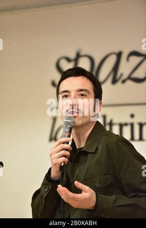 El Cantante Italiano Antonio Diodato Toca En Directo En Arena Di Verona