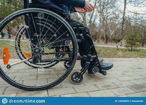 Plan Rapproch De La Main Masculine Sur La Roue Du Fauteuil Roulant