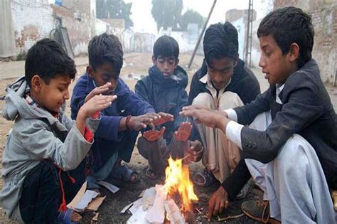 ملک کے بیشتر میدانی علاقوں میں موسم سرد اور خشک، پہاڑوں برفباری کا امکان