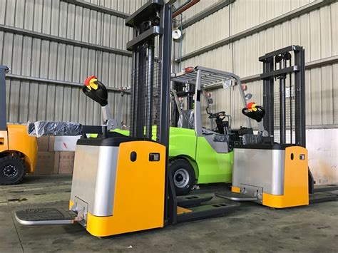 Material Handling Equipment 2000kgs Electric Stacker China Lifting
