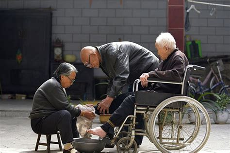 农村80岁老人照顾100岁妈妈，他说在母亲面前自己永远是孩子