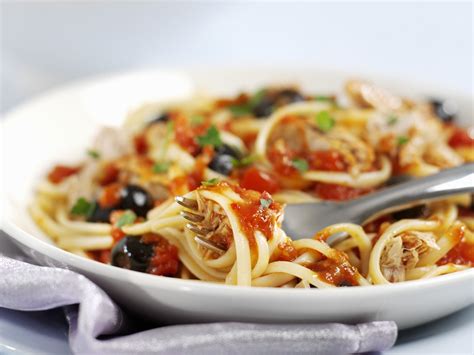 Pasta Mit Tomaten Oliven Und Thunfisch Rezept EAT SMARTER