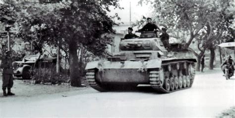 Panzermänner: Panzer III Past a Division's HQ