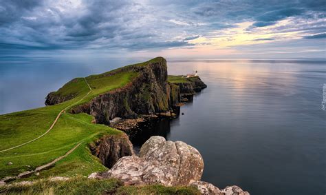 Latarnia morska Neist Point Lighthouse na szkockim półwyspie Duirinish