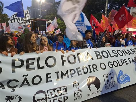 Manifestação Reúne Dez Mil Pessoas Na Paulista Contra Política