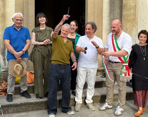 Flea Dei Red Hot Chili Peppers Inaugura Una Mostra A Barberino Val D Elsa Gonews It