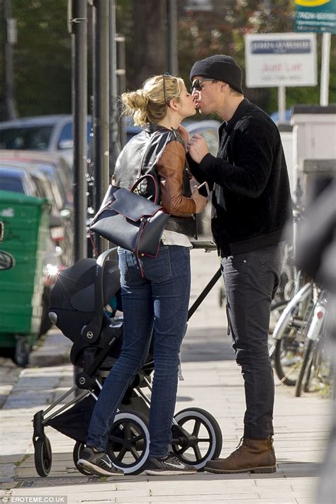 PICTURE EXCLUSIVE: Heartthrob Josh Hartnett kisses girlfriend Tamsin ...