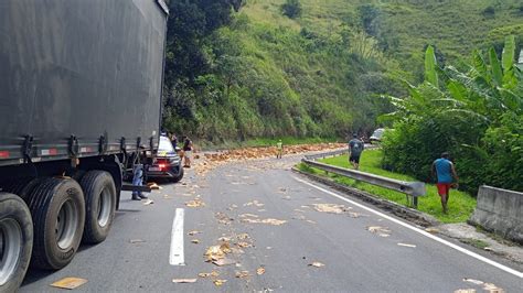 Carga De Carreta Que Transportava Biscoitos Tomba Na Via Dutra Em