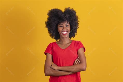 Mulher Negra Sorridente Usando Uma Camiseta Vermelha E Fazendo Gestos