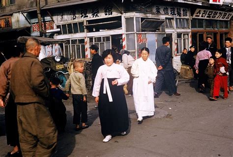 50 Amazing Color Photographs That Capture Street Scenes of Seoul in the ...