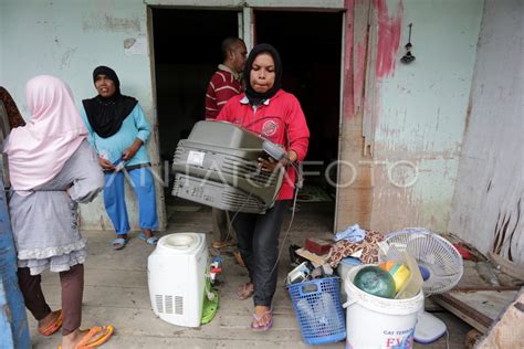 Relokasi Penghuni Barak Tsunami Antara Foto