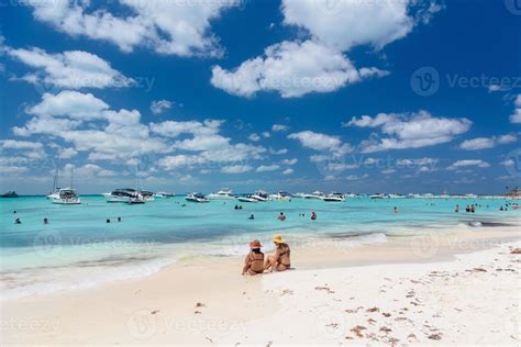 chicas sexy damas están sentadas en bikini brasileño en una playa de arena blanca mar caribe