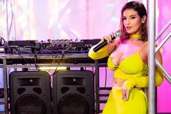 Curvy Brunette Babe LaSirena69 Revealing Her Amazing Naked Guns 19 Photos