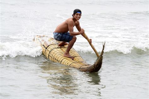 Conozca los caballitos de totora clave cultural del surf y el Perú