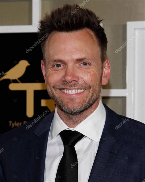 Joel Mchale En Las Llegadas Para The Rise Up Gala To Benefit The Tyler