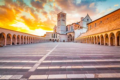 St Francis Da Est Tua De Assisi No Jardim Colonial Imagem De Stock