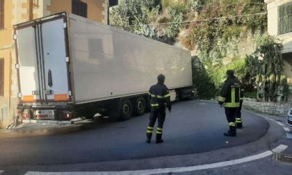 Tir Resta Incastrato In Via Dei Colli A Bordighera Prima La Riviera