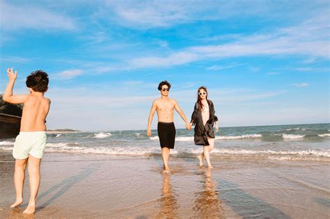 Khánh Thi diện bikini khoe thân hình chuẩn chỉnh dù đã là mẹ hai con
