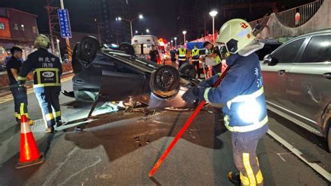 你累了嗎？汐止休旅車自撞路旁車輛「烏龜翻」駕駛惹禍拒送醫 社會 中時新聞網