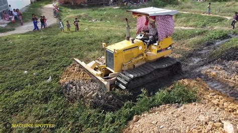 Incredible Top Operator Bulldozer Clearing Land 5Ton Dump Trucks