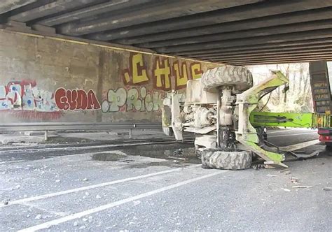 Un Cami N Que Transportaba Una Gr A Choca Contra Un Puente En Galdakao