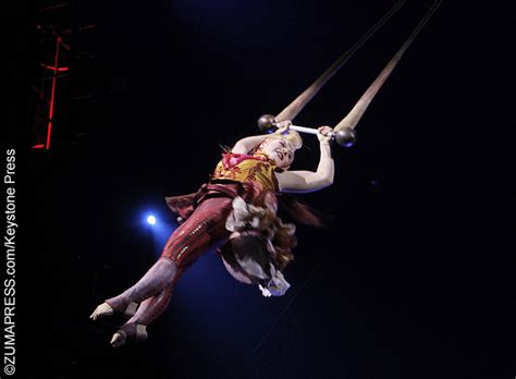 cirque du soleil performer plummets  feet  death celebrity gossip
