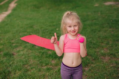 La Fille Montre Un Doigt Remise En Forme En Plein Air Photo Stock