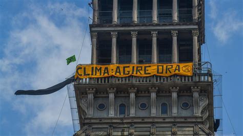 Exticntion Rebellion Occupa Un Piano Della Mole Antonelliana La Stampa