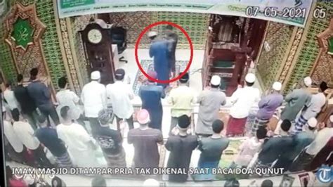 VIRAL Imam Masjid Tiba Tiba Dipukul Pria Tak Dikenal Saat Baca Doa