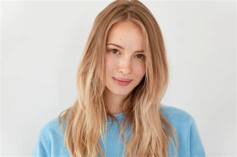 Beau Mod Le De Jeune Femme Blonde Aux Cheveux Longs Et Droits L Gers A Satisfait L Expression