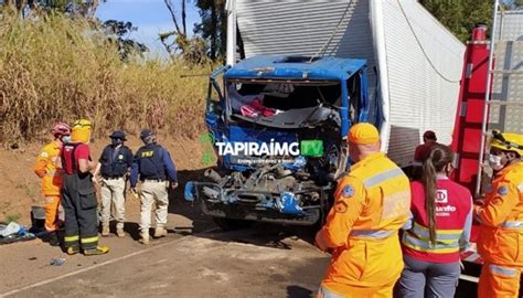 Caminhoneiro fica preso às ferragens após acidente na BR 262 Últimas