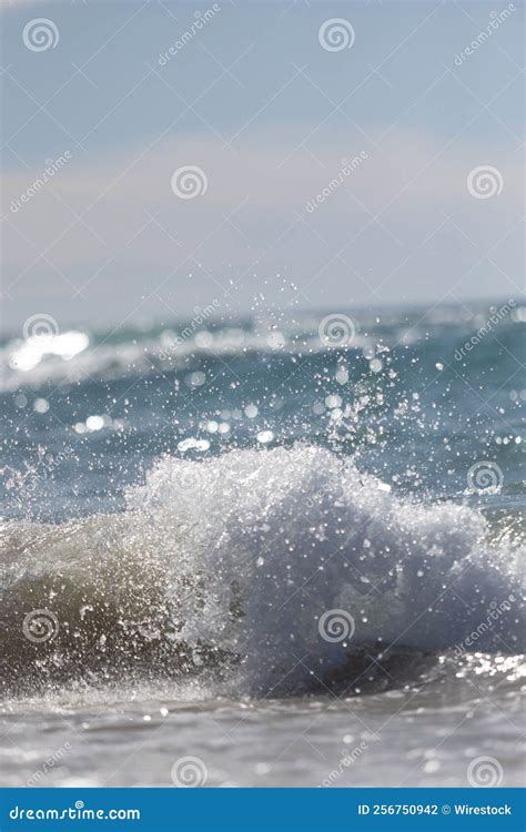 Disparo Vertical De Uma Onda De Espuma Que Cai Na Areia Grande Para