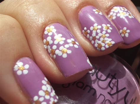 Emilys Nail Files Daisy Daisy Floral Nails Cute Nail Designs