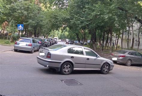 B365 Parcare la răscruce pe o stradă din București Un șofer a