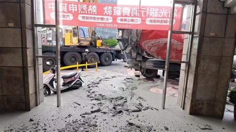 北市連續兩起翻車！ 預拌車「過彎側翻」水泥流滿地社會 壹新聞