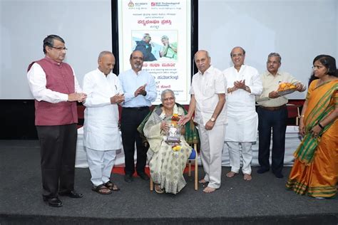 Felicitation of Padma Bhushan Smt Sudha Murthy at KLE Tech - Dr Prabhakar Kore