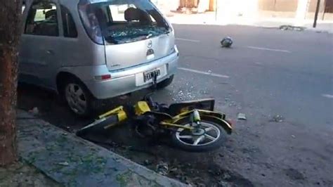 Motociclista se durmió chocó contra un auto estacionado y sufrió