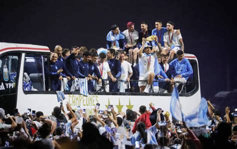 Une foule immense accueille l équipe d Argentine après la victoire en