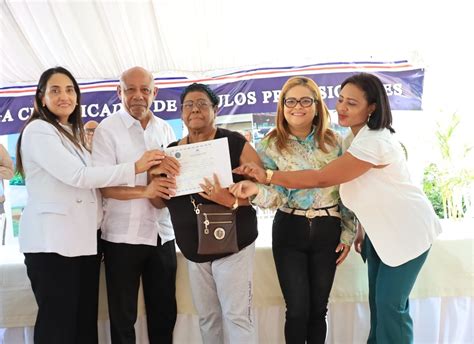 Director Iad Entrega 333 Títulos Provisionales A Familias De Sabana