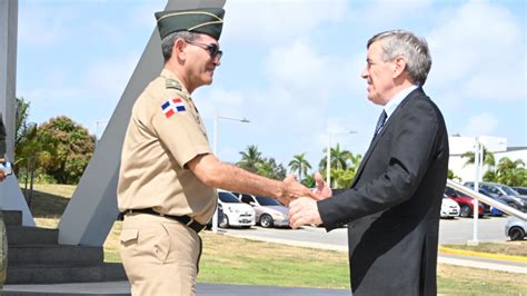 Ministro de Defensa recibe visita del Ministro Británico de Relaciones