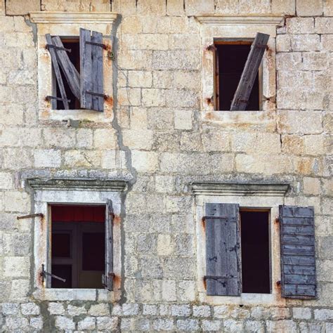 Ventanas Abiertas De La Vieja Casa En Ruinas Imagen De Archivo Imagen