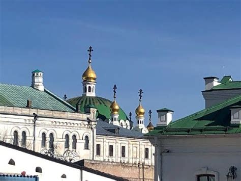 В Киево-печерской лавре почернели кресты на куполах - YouTube