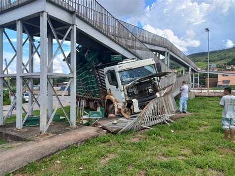 Caminh O Perde Freio Atinge Carro E Bate Na Passarela Da Br No