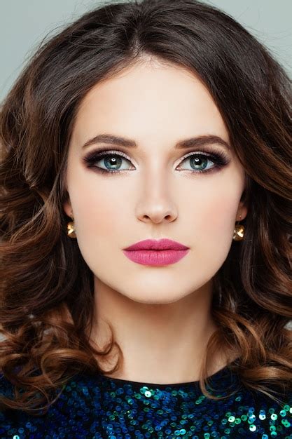 Rostro Femenino Perfecto Modelo De Mujer Con Maquillaje Foto Premium