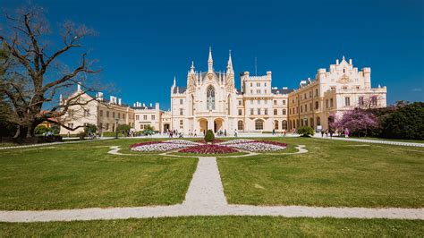 Картинки Чехия Lednice Castle Замки газоне Города 1920x1080