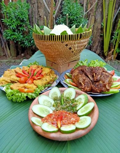 Kedai Nasi Liwet Di Subang Ini Unik Tawarkan Konsep Makan Di Tengah Sawah