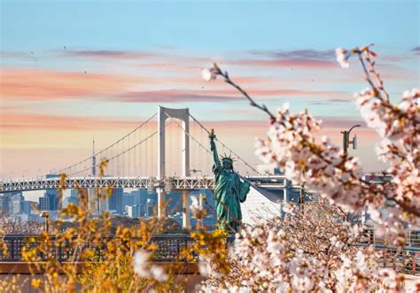 Replica De La Estatua Francesa De La Libertad Con Flores De Cerezo En